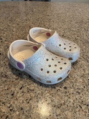 6C Sparkle White Crocs